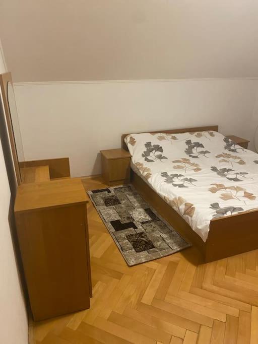 Vila Primitoare In Apropiere De Aeroport Ghiroda Bagian luar foto